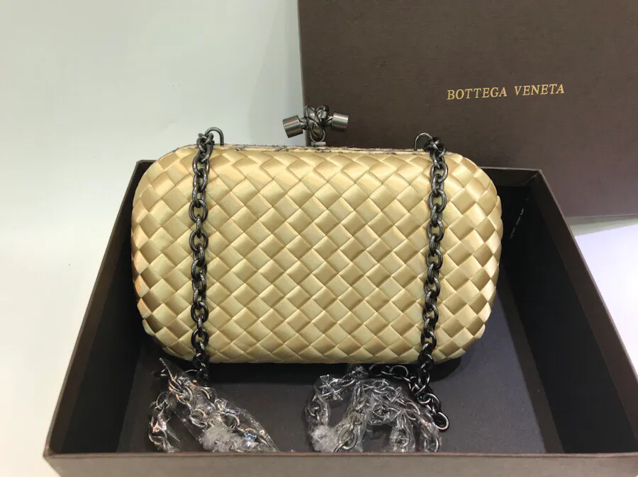 The latest and most popular Knot clutch from the 8651 counter is made of exquisite Japanese silk fabric with snakeskin piping. It looks elegant when worn cross-body or in the hand. It can also be carried by petite girls and can hold 2 iPhone X phones. Size: 20cm*12cm